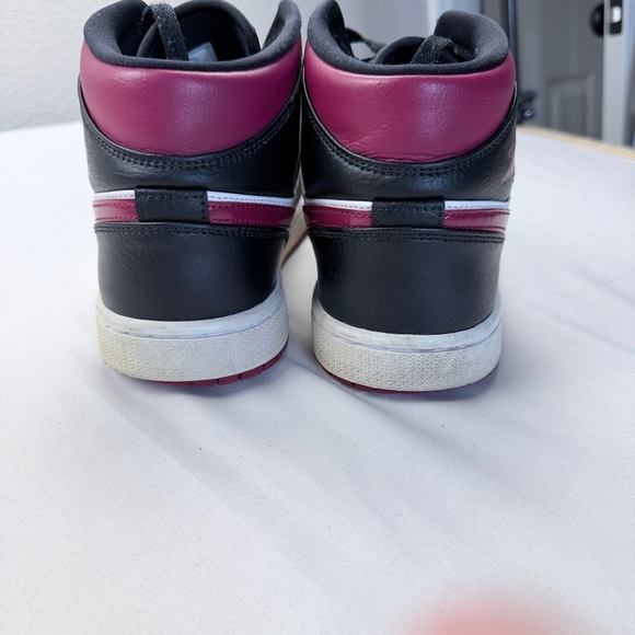 Nike Air Jordan 1 Mid \'Bred Toe